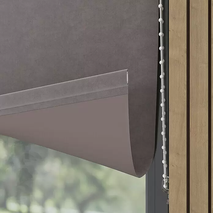 Verdunkelungsrollo Velvet - B x H: 80 x 190 cm, Taupe - Graues Rollo, teilweise ausgerollt, zeigt eine weiche, texturierte Außenseite und eine glatte Innenseite, neben einem Fenster.