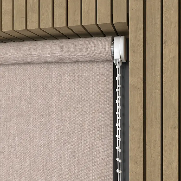 Verdunkelungsrollo Structure - B x H: 90 x 275 cm, Beige - Nahaufnahme einer beigen Rollgardine mit weißen Zugschnüren, die vor einer dekorativen Holzpaneelwand hängt.
