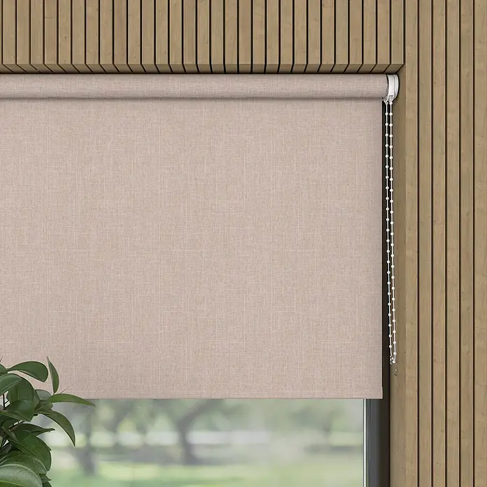 Verdunkelungsrollo Structure - B x H: 90 x 275 cm, Beige - Nahaufnahme einer beigen Rollo mit Kettenzug vor einer Holzwand, die einen modernen und minimalistischen Look erzeugt.