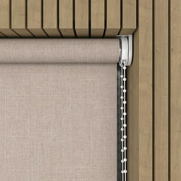 Verdunkelungsrollo Structure - B x H: 90 x 275 cm, Beige - Nahaufnahme einer beigen Rollgardine mit weißer Zugschnur, die an einer hölzernen Wand angebracht ist.