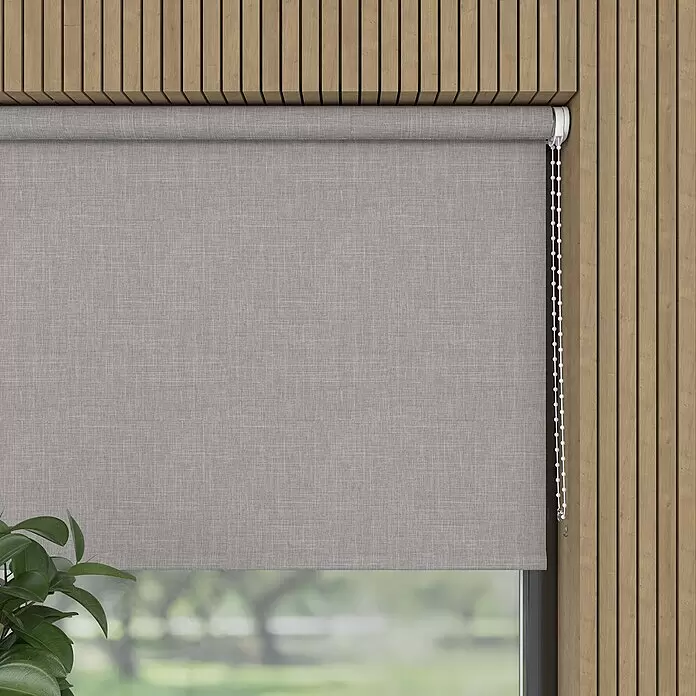 Verdunkelungsrollo Structure - B x H: 140 x 190 cm, Kalk - Graues Leinen-Rollrollo in einem Raum mit Holzverkleidung, das ein Fenster teilweise verdeckt.
