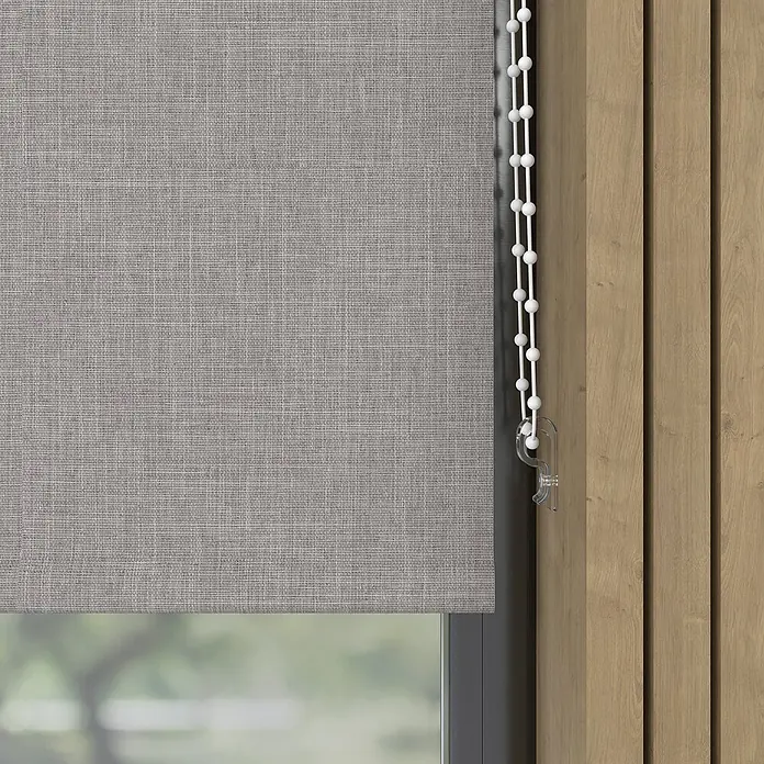 Verdunkelungsrollo Structure - B x H: 140 x 190 cm, Kalk - Grauer Rolladen vor einem Fenster mit Bedienkette, die das Licht sanft filtert und Privatsphäre bietet. Schützt vor Sonne und unerwünschten Blicken.