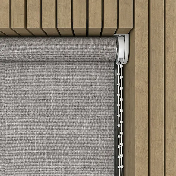 Verdunkelungsrollo Structure - B x H: 140 x 190 cm, Kalk - Graue Rollos mit Kettenzug vor einer Holzwand. Das Rollo ist halb heruntergelassen und hat eine feine, textile Struktur.
