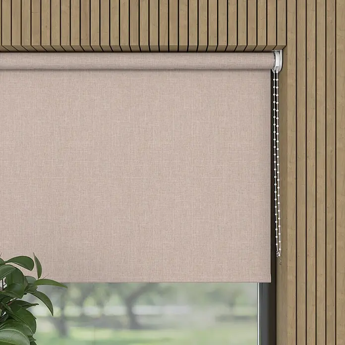Verdunkelungsrollo Structure - B x H: 90 x 275 cm, Beige - Nahaufnahme einer beigen Rollo-Fensterabdeckung vor einer Holzpaneelwand, die ein elegantes und funktionales Designelement hervorhebt.
