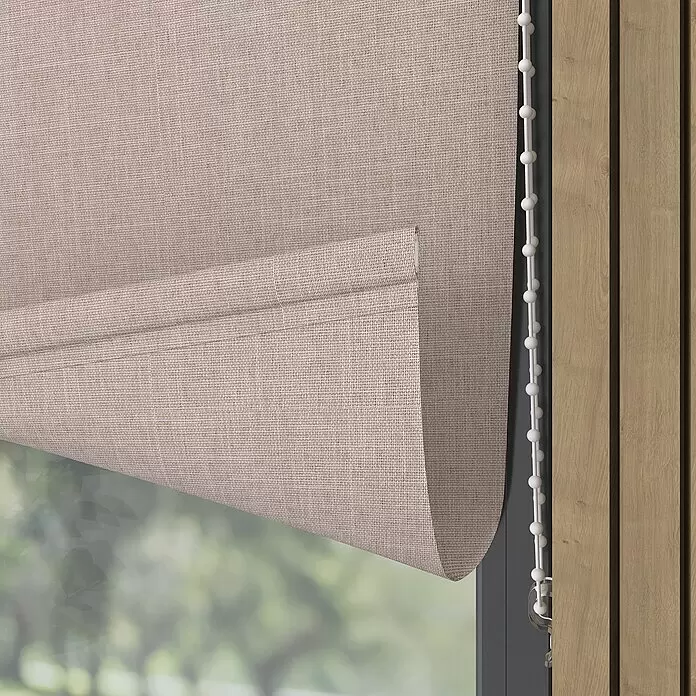 Verdunkelungsrollo Structure - B x H: 90 x 275 cm, Beige - Beiger gewebter Raffrollo teilweise heruntergelassen, zeigt Fensterblick und Bedienkette neben Holzpaneelen.