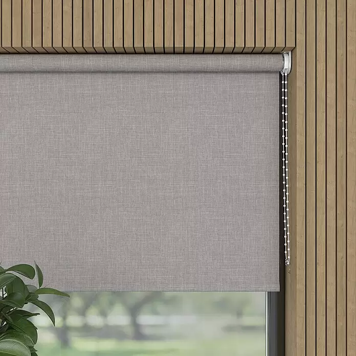 Verdunkelungsrollo Structure - B x H: 140 x 190 cm, Kalk - Hellgraues Rollo mit Leinenstruktur, am Fenster vor einer Holzlamellenwand.