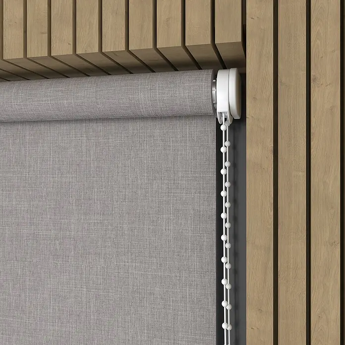Verdunkelungsrollo Structure - B x H: 140 x 190 cm, Kalk - Nahaufnahme einer grauen Rolljalousie mit Kettenzug vor einer Holzwand. Die Rolljalousie ist teilweise heruntergelassen und zeigt ihr feines Gewebe.