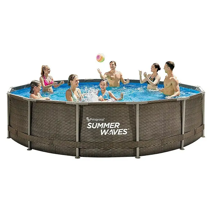 Piscina Frame Summer Waves Elite - Ø x Al: 457 x 107 cm, Marrón, 15.297 l - Una piscina Summer Waves con una familia jugando. La piscina tiene un aspecto de ratán e invita a la diversión en el jardín.
