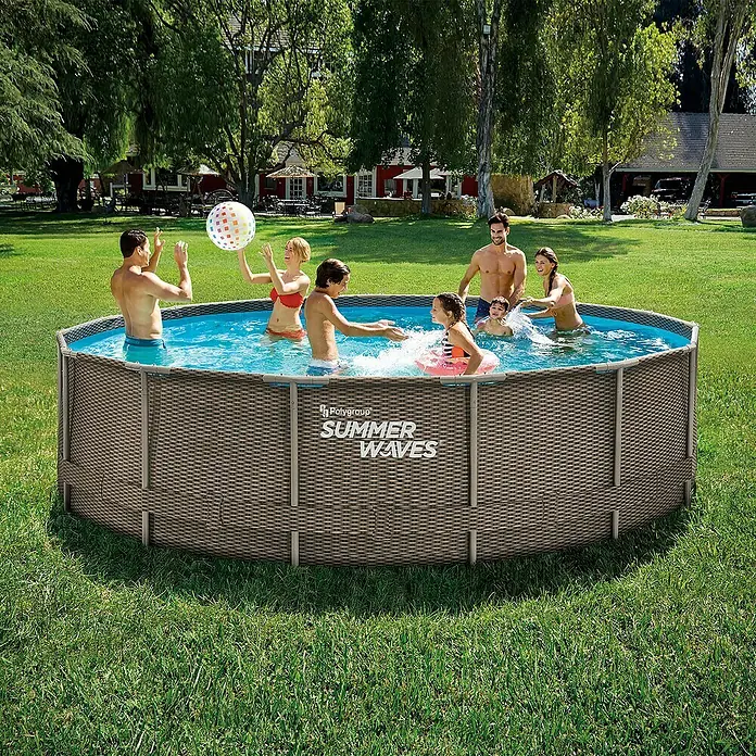 Frame-Pool Summer Waves Active - Ø x H: 457 x 107 cm, Braun, 15.297 l - Bild einer Summer Waves-Poolgarnitur mit Menschen, die sich im Freien vergnügen.