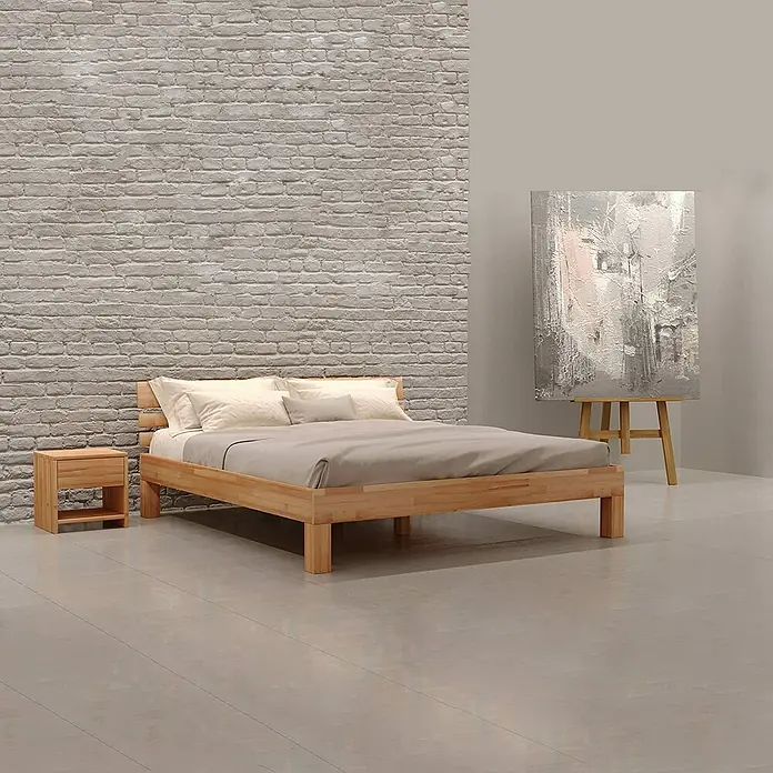 Krok Wood Bett Julia100 x 220 cm, Buche - Helles Schlafzimmer mit einem Holzbettgestell, weißen Kissen und einer grauen Tagesdecke. Ein Nachttisch und ein Gemälde sind ebenfalls vorhanden.