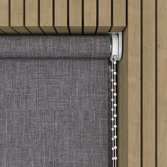 Verdunkelungsrollo Structure - B x H: 140 x 190 cm, Asche - Graues, texturiertes Rollo mit weißer Kugelkette, in einer Holzlamellenwand installiert.