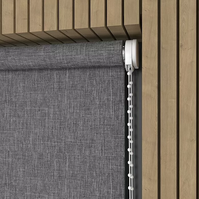 Verdunkelungsrollo Structure - B x H: 140 x 190 cm, Asche - Graues Stoffrollos, teilweise heruntergelassen, mit weißem Kettenzug, installiert in Holzlamellenverkleidung.