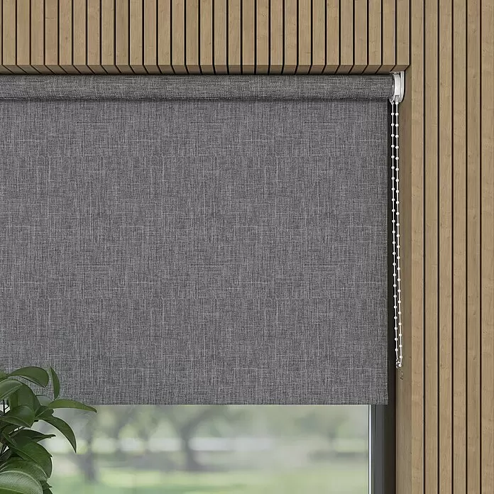 Verdunkelungsrollo Structure - B x H: 140 x 190 cm, Asche - Graues, texturiertes Rollout-Rollo im Fenster vor einer Holzlamellenwand.