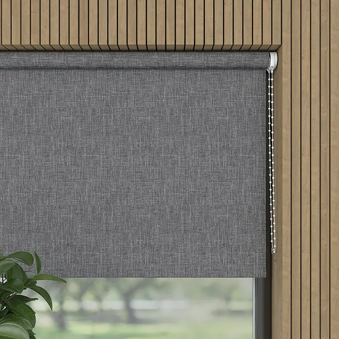 Verdunkelungsrollo Structure - B x H: 140 x 190 cm, Asche - Eine Nahaufnahme einer stilvollen, grauen Rollo-Jalousie vor einem Fenster mit Holzverkleidung, die einen modernen Look verleiht.