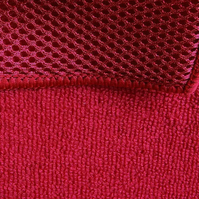 Escurreplatos de microfibra - 1 ud., L x An x Al: 40 x 48 x 0,5 cm - Un primer plano muestra dos tejidos rojos, una malla y una tela de felpa, que difieren en textura y tacto.
