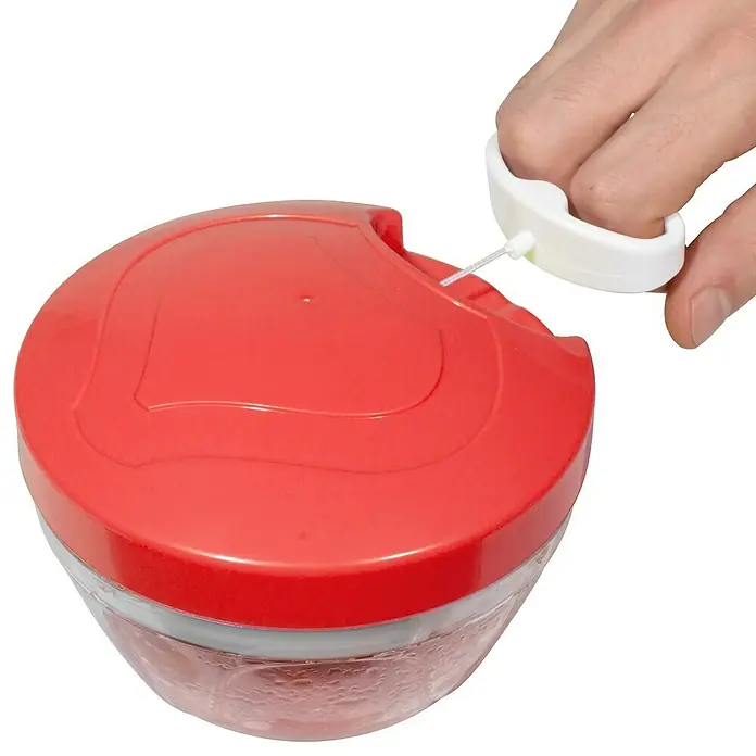Picadora manual - Ø x Al: 12,3 mm x 9,1 cm, Plástico - Picadora de verduras roja con mecanismo de tracción, operada con una mano, ideal para picar rápidamente verduras y hierbas en la cocina.