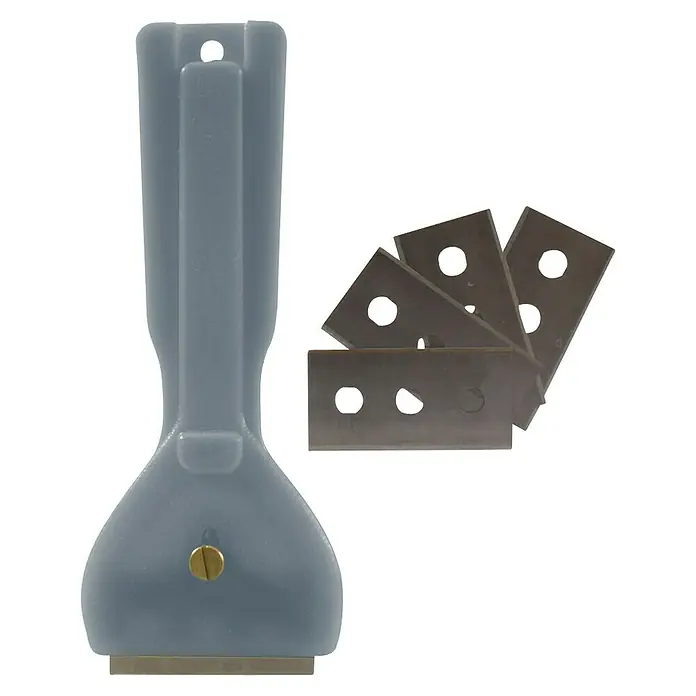 Rascador para vitrocerámica - Largo: 13,9 cm, Específico para: Placas de cocina - Un rascador de vidrio gris con hojas de repuesto sobre un fondo negro. Herramienta práctica para superficies lisas.