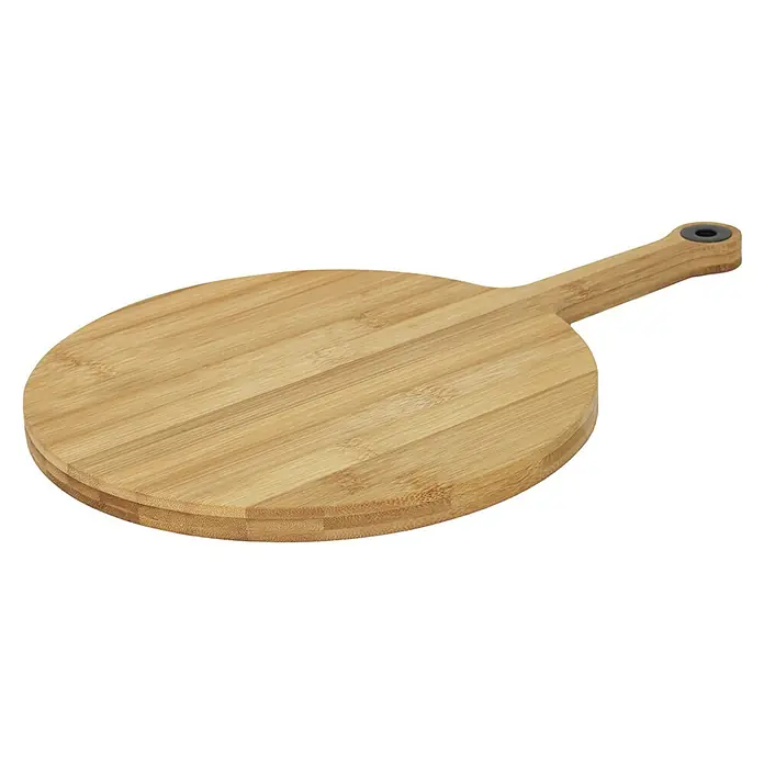 Tabla de cortar Redonda - Ø x L: 24 x 37,5 cm, Bambú - Primer plano de una tabla redonda de bambú para servir pizza con mango y orificio para colgar. Ideal para servir pizza o queso.