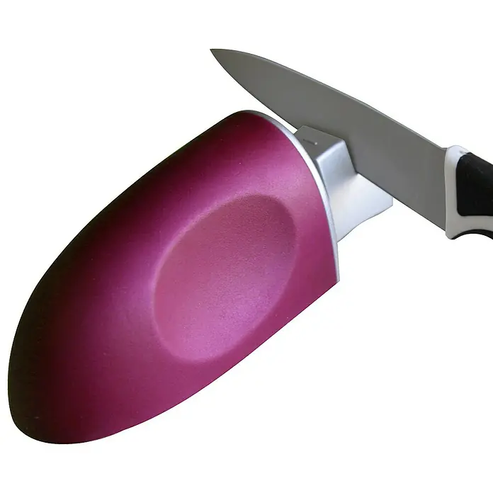 Afilador de cuchillos de hoja de acero - Específico para: Cuchillos con hoja de acero, Variado - Primer plano de un afilador de cuchillos púrpura y plateado con un cuchillo afilándose.
