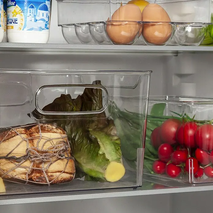 Organizador de nevera - 25 x 23 x 15,5 cm, Transparente - Almacenamiento de alimentos en la nevera: pan, lechuga, huevos y yogur están ordenadamente guardados en recipientes transparentes.