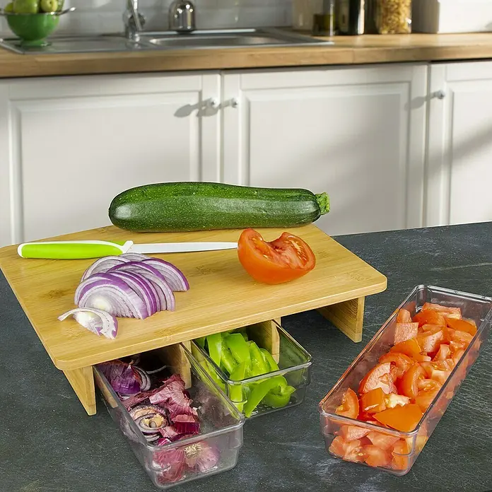 Tabla de cortar con cajones - 25 x 32 x 7 cm, Bambú - Escena de cocina con tabla de cortar, verduras y recipientes. Accesorio de cocina práctico y elegante para la preparación de alimentos.