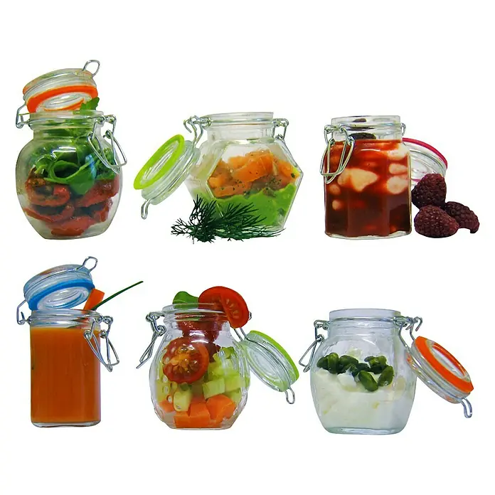 Frasco con cierre mecánico - Vidrio, Surtido - Seis tarros con cierre de ballesta llenos de diversos alimentos, incluyendo verduras y salsas, sobre un fondo negro.