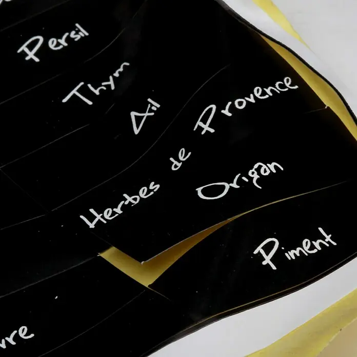 Especiero - 8 Botes, Ø x Al: 20 x 19 cm - Pegatinas con nombres de hierbas en blanco sobre etiquetas negras, como perejil, tomillo, ajo, hierbas provenzales, orégano y pimentón.