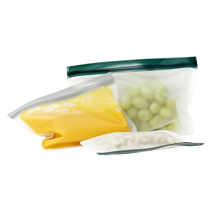 Set de bolsas de vacío reutilizables - 3 ud., Plástico - Varias bolsas de almacenamiento reutilizables llenas de queso, uvas y champiñones sobre un fondo negro.