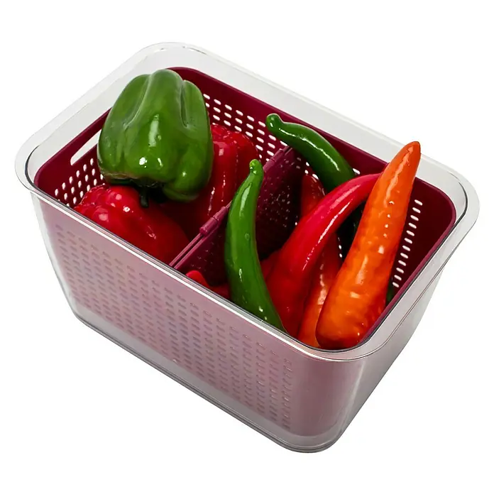 Contenedor hermético - L x An x Al: 18,5 x 28,5 x 15 cm, Número de compartimentos: 2 ud. - Imagen de un recipiente de almacenamiento transparente con inserción roja, lleno de pimientos frescos y chiles, perfecto para guardar alimentos.