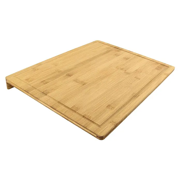 Tabla de cortar para encimera - 34 x 45 x 3,5 cm, Bambú - Primer plano de una tabla de cortar de madera con ranura para jugos sobre un fondo negro, ideal para el trabajo de cocina.