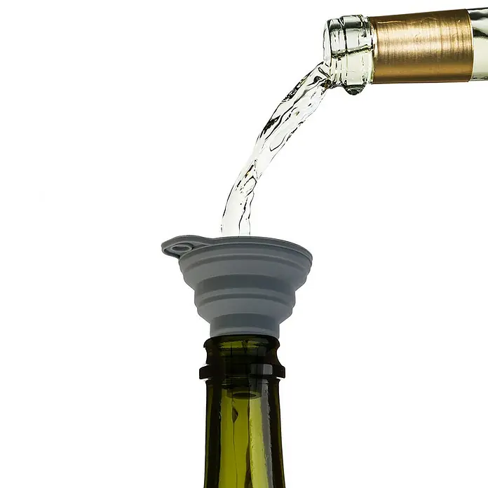 Embudo retráctil - Material: Silicona, Blanco roto, gris y burdeos - Se utiliza un embudo plegable gris para verter líquido de una botella de vino a otra. Accesorio de cocina práctico.