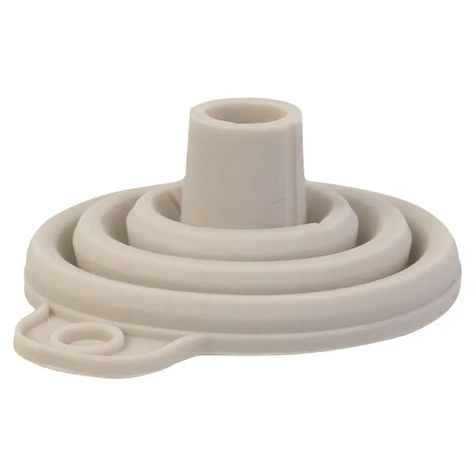 Embudo retráctil - Material: Silicona, Blanco roto, gris y burdeos - Primer plano de un embudo plegable beige. El diseño flexible permite un fácil almacenamiento y uso.
