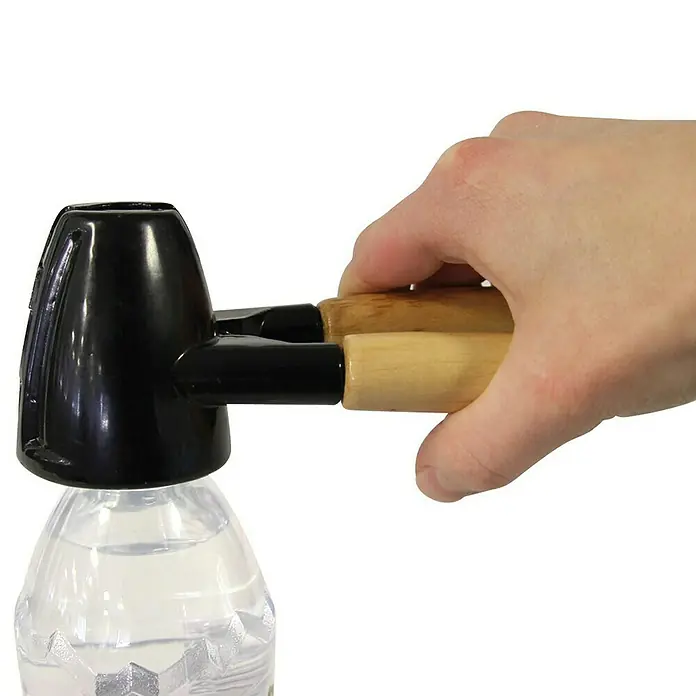 Cascanueces multifuncional - Específico para: Abrir nueces y tapones, Material: Metal - Una mano sujeta un abridor de botellas con mangos negros y de madera sobre una botella de plástico. Práctico utensilio de cocina.