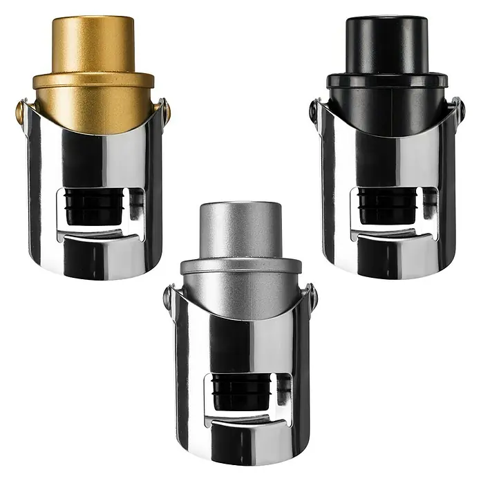 Tapón de botella Cava Air Pump - Ø x Al: 3,5 x 8 cm, Específico para: Cava - Primer plano de tres tapones de champán en oro, plata y negro con marcos cromados sobre un fondo negro.