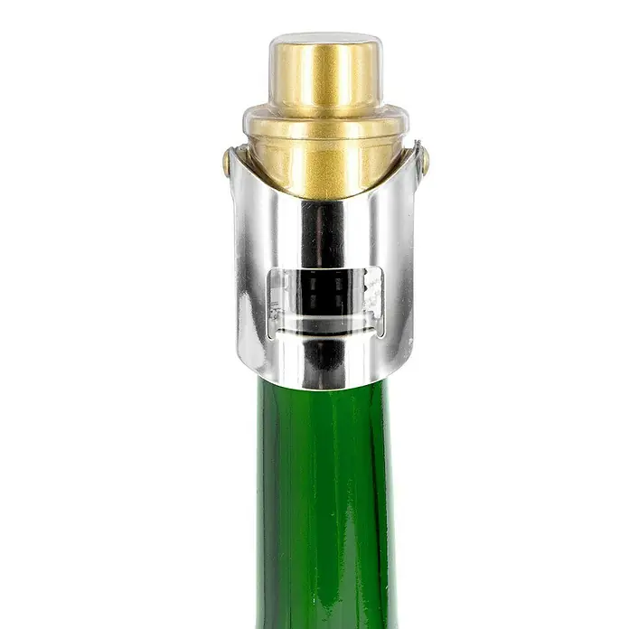 Tapón de botella Cava Air Pump - Ø x Al: 3,5 x 8 cm, Específico para: Cava - Primer plano de un tapón de botella de vino de metal y oro sobre una botella verde, que preserva la frescura.