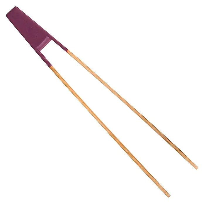 Pinza con imán - Largo: 240 mm, Bambú - Primer plano de pinzas japonesas de bambú para alimentos con mango morado. Ideal para presentación culinaria y emplatado preciso.
