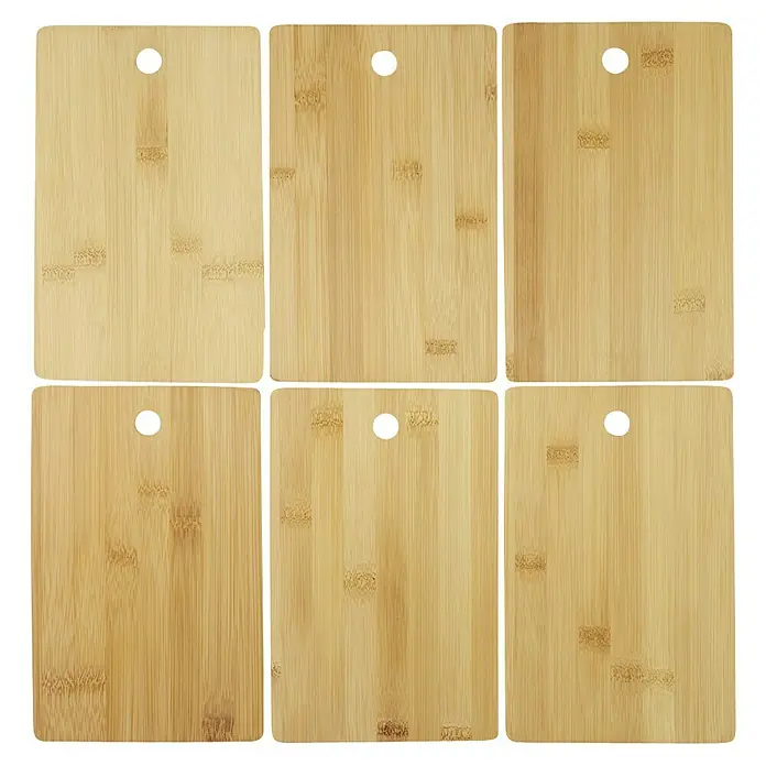 Set de tabla de cortar con soporte de metal - 6 ud., Bambú - Seis tablas de cortar rectangulares de bambú con orificio para colgar, perfectas para cualquier cocina.