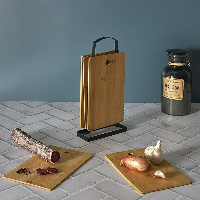 Set de tabla de cortar con soporte de metal - 6 ud., Bambú - Juego de tablas de cortar de bambú con soporte, ideal para preparar y servir alimentos. Práctico y elegante para cualquier cocina.