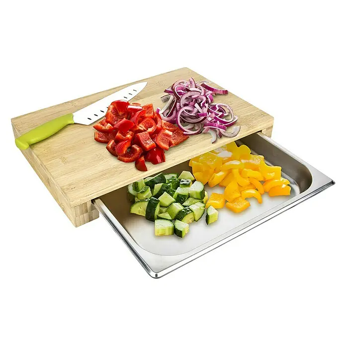 Tabla de cortar con cajón - 26,5 x 38,5 x 5,9 cm, Bambú - Tabla de cortar de bambú con bandeja de recogida. Verduras como pimientos, cebollas, pepinos y pimientos amarillos preparadas. Incluye cuchillo.