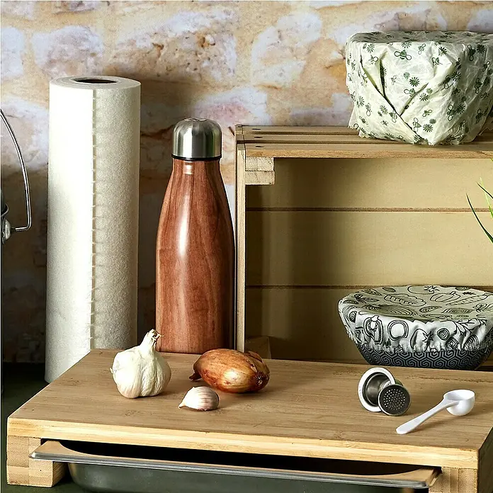 Tabla de cortar con cajón - 26,5 x 38,5 x 5,9 cm, Bambú - Utensilios de cocina sostenibles con botella de agua reutilizable, envoltorios de cera de abejas y tabla de cortar de bambú.