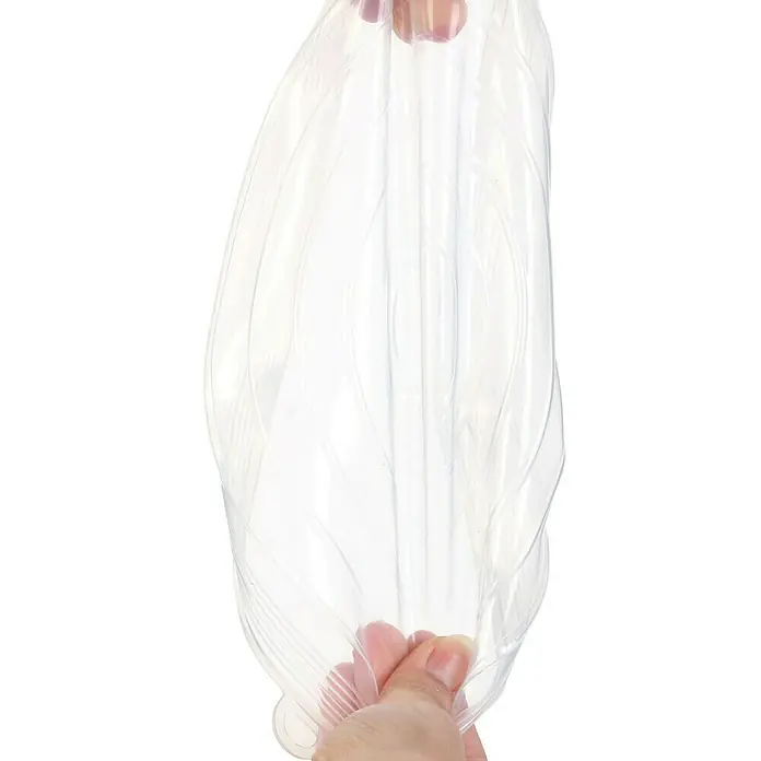 Set de tapas flexibles - 3 ud., Silicona - Cubierta protectora transparente para un dispositivo médico, sujetada por una mano, que brinda protección e higiene.
