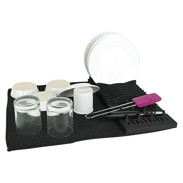 Escurreplatos plegable - 1 ud., L x An x Al: 45 x 59,5 x 4 cm - Los platos se están secando en una alfombrilla con escurreplatos, platos blancos, tazas y vasos. Un utensilio está cerca.