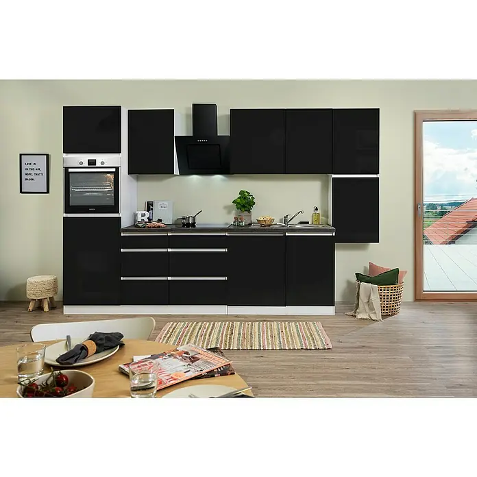 Respekta Premium Küchenleerblock LorenaBreite: 330 cm, Schwarz, Hochglänzend, Dekor Arbeitsplatte: Steinoptik, Ohne Elektrogeräte - Elegante schwarze Küche mit modernen Schränken und Geräten, ergänzt durch einen hellen Holztisch mit Geschirr für ein stilvolles Esserlebnis.