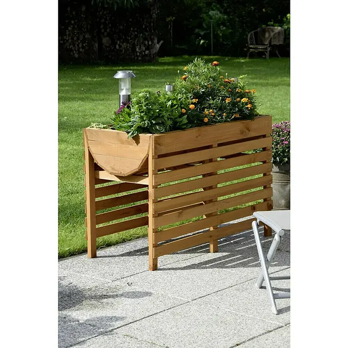 Dobar Hochbeet XL - 100 x 50 x 71 cm, Holz, Bernstein - Nahaufnahme eines erhöhten Holzpflanzgefäßes mit leuchtenden Blumen, flankiert von einem klappbaren Seitentisch, auf einer Terrasse.