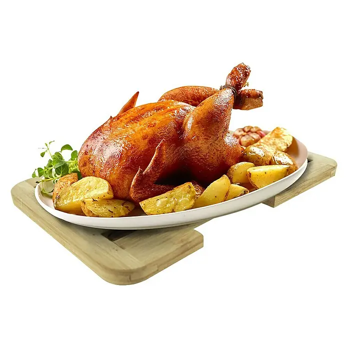 Salvamantel extensible - 21,5 x 30,5 x 1,3 cm, Bambú - Un delicioso pollo asado con una corteza dorada, servido con patatas asadas y hierbas aromáticas sobre una tabla de madera rústica.