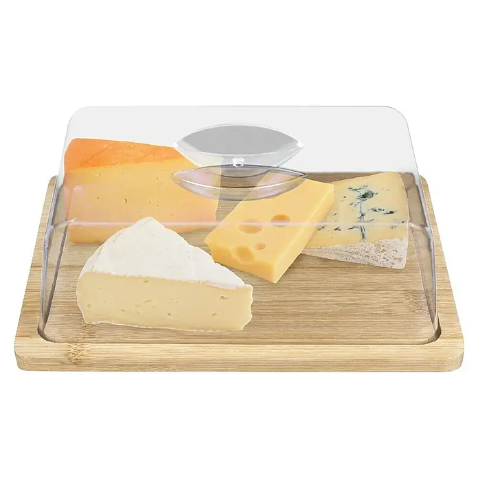 Quesera con tapa - L x An x Al: 18,5 x 24 x 7,6 cm, Bambú - Primer plano de una tabla de quesos con cuatro tipos de queso bajo una cubierta transparente sobre una tabla de bambú.