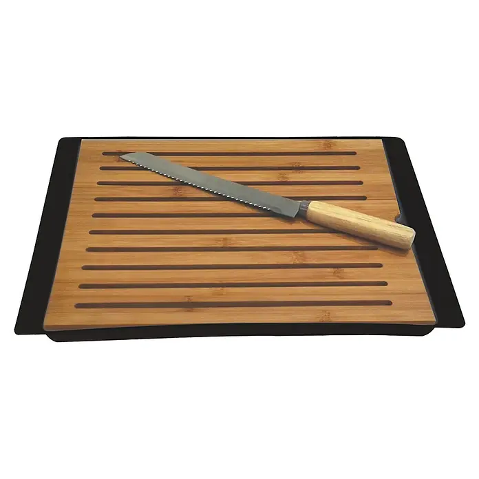 Tabla de cortar con cuchillo - 27 x 38 cm, Madera - Una tabla de cortar pan con ranuras y un cuchillo de pan encima. La tabla es de bambú y tiene un borde negro.
