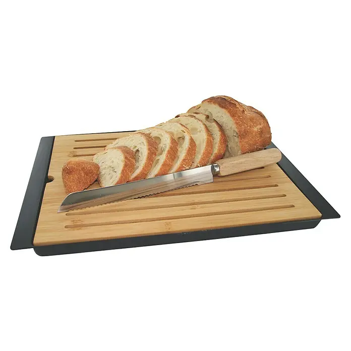 Tabla de cortar con cuchillo - 27 x 38 cm, Madera - Barra de pan rebanada con cuchillo de pan en una tabla de cortar pan con bandeja recogemigas. Práctico para cortar pan limpiamente.