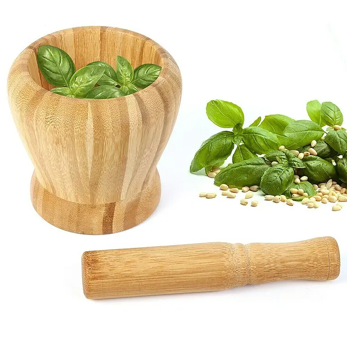 Mortero de cocina - Ø x Al: 10,5 x 16,7 cm, Bambú - Un mortero de madera con albahaca fresca y piñones, perfecto para hacer pesto.