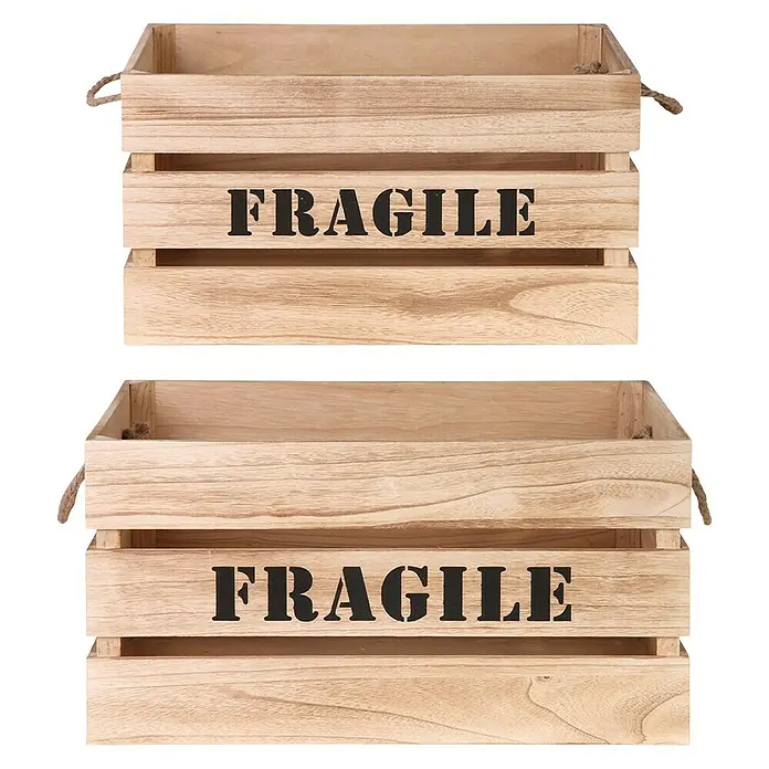 Set cajas de madera - 2 ud., Color: Natural - Dos cajas de madera etiquetadas como "FRÁGIL" con asas de cuerda para transportar artículos delicados.